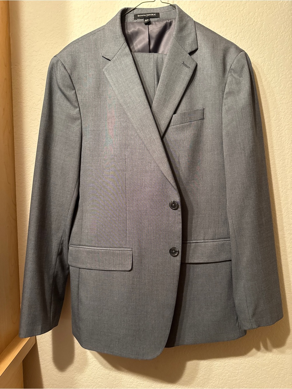 Banana Republic Men's Gray Sharkskin Suit - 42R Jacket, 33x32 Pant - Slim Fit